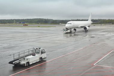 Yağmurlu bir gün uçağa ile Havaalanı evden kaçmış. Seyahat 