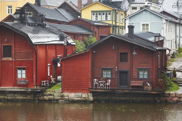 Casas de madera tradicionales en Porvoo. Finlandia patrimonio de la ciudad vieja — Foto de Stock