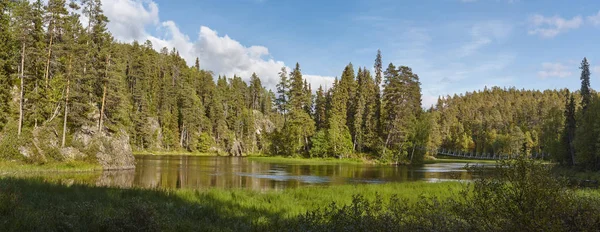 Finlandiya, yatay, göl ve orman karhunkierros iz — Stok fotoğraf