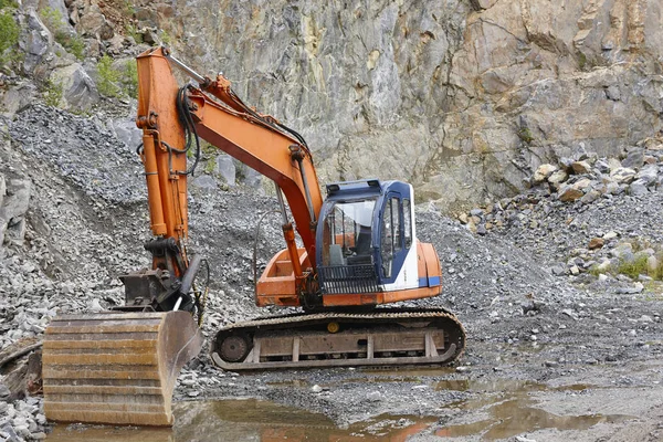 Steinbruchaggregat mit schweren Maschinen. Bauindustrie — Stockfoto