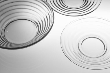 Kristal yemekleri bir retro iluminated arka plan üzerinde. Finlandiya