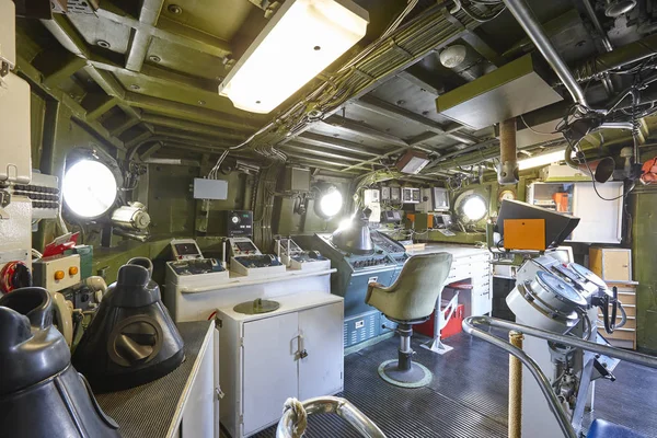 Centro de mando interior en nave de guerra naval. Equipo militar del ejército —  Fotos de Stock