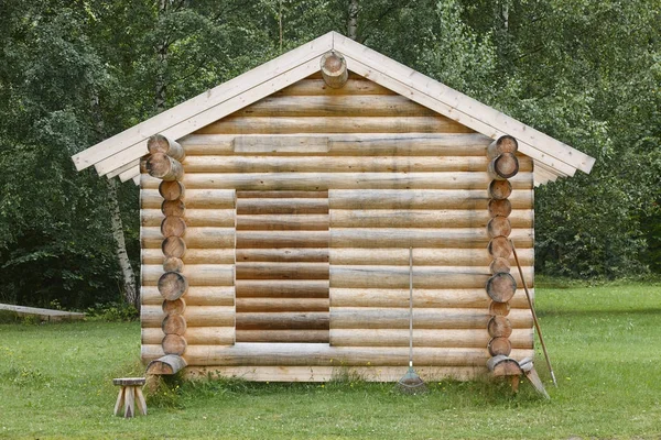Cabana de madeira na floresta em construção. Matérias-primas — Fotografia de Stock