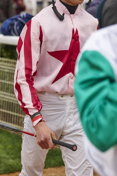 Jockeys después de la carrera. Fondo del hipódromo. Caballo de carreras . —  Fotos de Stock