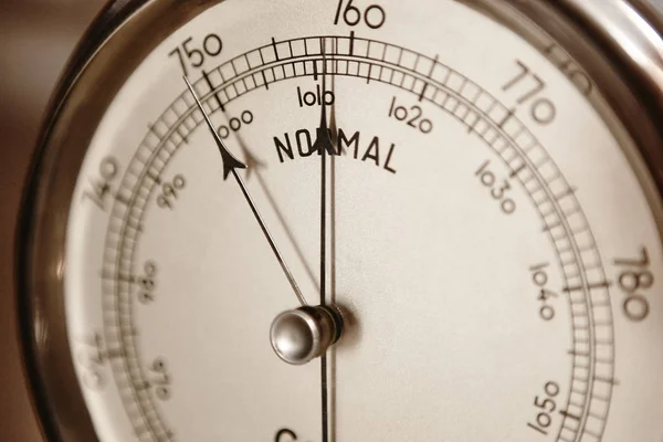 Detalhe clássico do barómetro. Instrumento de medição da pressão do ar. Bainha — Fotografia de Stock