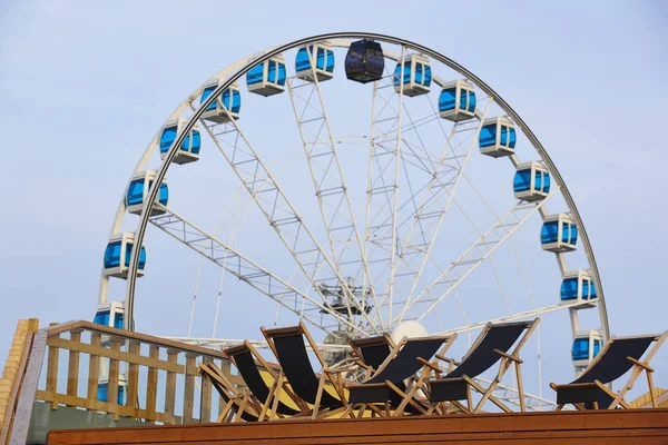 Helsinki Skyline mit Chill-out-Bereich und Riesenrad. Finnland — Stockfoto