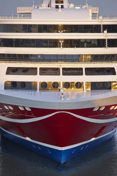 Cruise schip boog verankerd aan de haven. Vakantie — Stockfoto