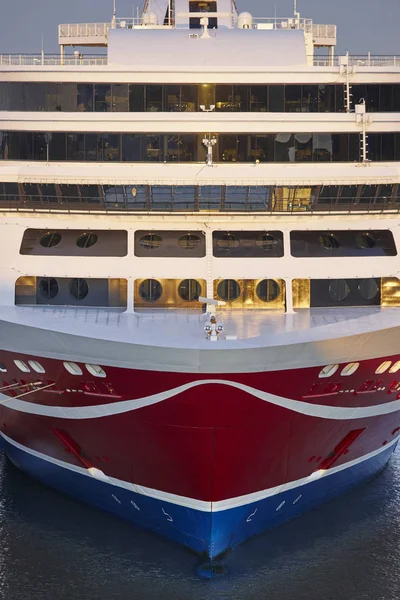 Cruise vessel bow anchored on the harbour. Holiday — Stock Photo, Image