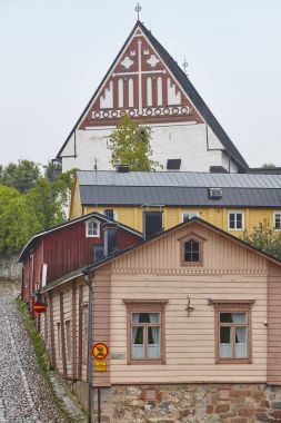 Geleneksel ahşap evler kilisede Porvoo eski şehir. Finlandiya 