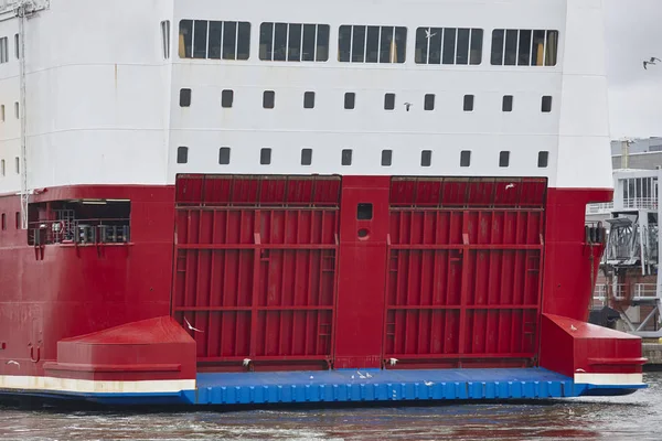 Ferry akterportar. Transport bakgrund. Nautiska fartyg. — Stockfoto