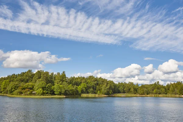 Finlandia krajobraz jeziora i lasu. Wyspy Alandzkie. Natura ba — Zdjęcie stockowe