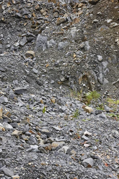 Stenbrottet mineral fabrik med grus och sten wall. Utgrävning — Stockfoto