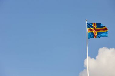 Aland Adaları üzerinde mavi bir gökyüzü bayrak. Finlandiya arka plan.