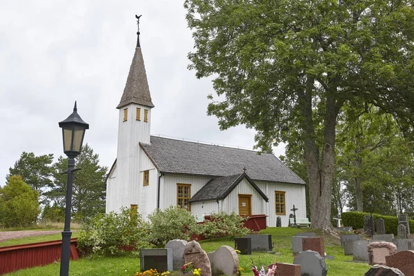 Chiesa tradizionale di Sant'Andrea in legno bianco in Finlandia. Aland — Foto Stock