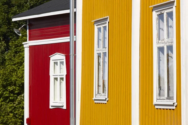 De gevel van de traditionele houten huizen in Rauma stad. Finland erfgoed — Stockfoto