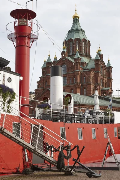 Порт Хельсинки и Успенский православный собор. Земля в центре города — стоковое фото