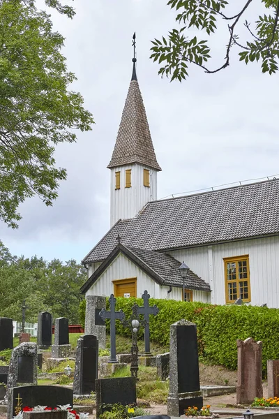 Iglesia tradicional de madera blanca de St. Andreas en Finlandia. Aland. — Foto de Stock