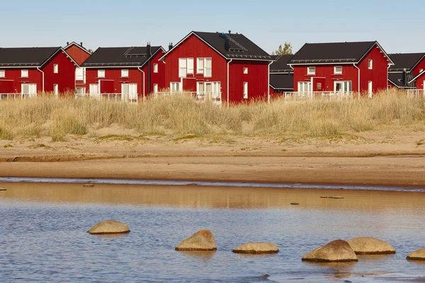 Marjaniemi beach, Hailuoto Island yakınındaki kırmızı ahşap evler. Finlan — Stok fotoğraf