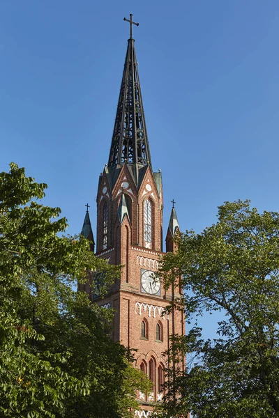 Neogothic kırmızı tuğla Pori kilise kulesinde. Finlandiya. Suomi. — Stok fotoğraf
