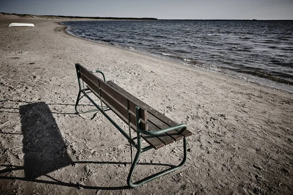 Sandstrand mit Bank in Finnland. Yyteri-Gebiet. horizontal — Stockfoto