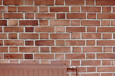 Turuncu tuğla duvar kapalı cephesi ısıtıcı ayrıntı ile
