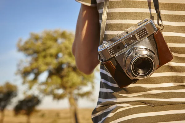 Tourist with vintage camera in the countryside. Travel backgroun — Stock Photo, Image