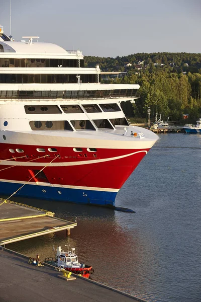 Kryssning fartyg båge förankrade i hamnen. Åbo, Finland — Stockfoto