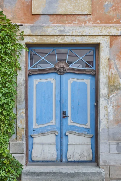 Blue old fashioned wooden door on colored facade. Tallinn. — Stock Photo, Image