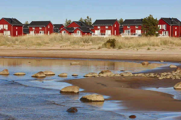 Casas de madera roja cerca de la playa de Marjaniemi, isla de Hailuoto. Finlan. — Foto de Stock