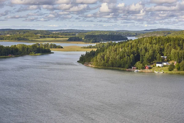 Finlandia paisaje. Lago y bosque. Islas Aland. Naturaleza backgr — Foto de Stock