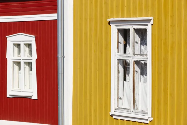 Traditionelle hölzerne Häuserfassade in rauma town. finnisches Erbe — Stockfoto