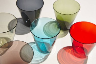 Beyaz bir arka plan üzerinde canlı renkli kristal gözlük. Çanak çömlek