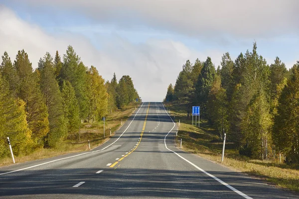Finland lege weg omringd door berken boom bos. Landschap — Stockfoto