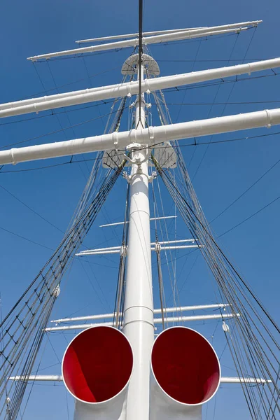 Stěžeň a komín na lodi bílé velké plachetnice — Stock fotografie