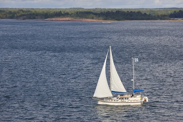 Navegar en la costa de Finlandia. Archipiélago de Aland. Verano finlandés — Foto de Stock