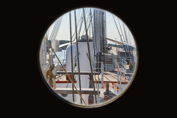 从船长舱门窗户可以看到帆船的景色 — 图库照片