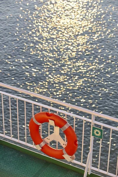 Záchranná vesta na výletní lodi. Západ slunce nad oceánem — Stock fotografie