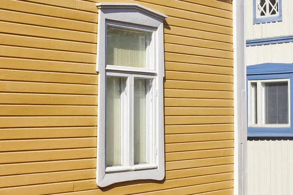 Fachada de casas de madeira tradicional na cidade de Rauma. Finlândia património — Fotografia de Stock