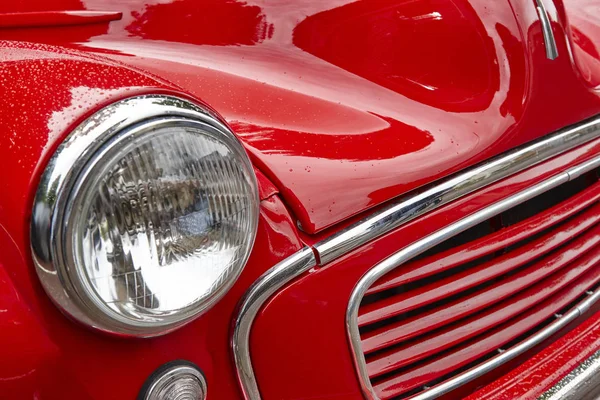 Detalle de la parte delantera del coche rojo clásico antiguo. Fondo vintage — Foto de Stock