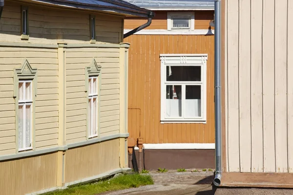 De gevel van de traditionele houten huizen in Rauma stad. Finland erfgoed — Stockfoto