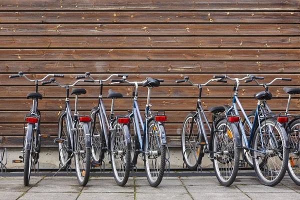 Parkingu dla rowerów. Zdrowy sposób transportu. Bez zanieczyszczeń — Zdjęcie stockowe