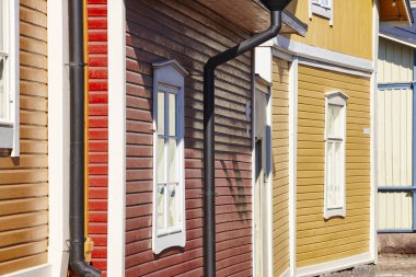Geleneksel ahşap evler cephe Rauma şehirde. Finlandiya mirası