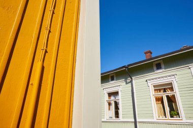 Geleneksel ahşap evler cephe Rauma şehirde. Finlandiya mirası