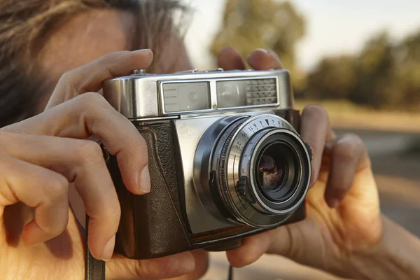 Kvinna att ta bilder med vintage kamera. Resor bakgrund — Stockfoto