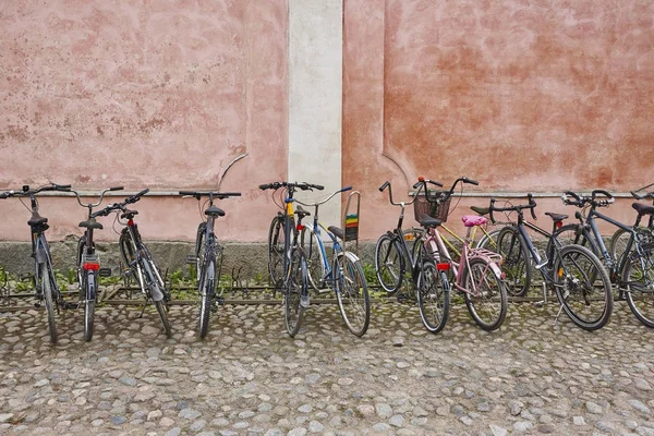 Estacionamiento de bicicletas. Un medio de transporte saludable. Sin contaminación . — Foto de Stock