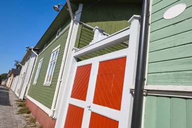 Geleneksel ahşap evler cephe Rauma şehirde. Finlandiya mirası