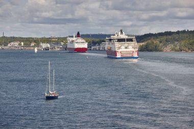 Cruise gemileri ve yelkenli ve Baltık Denizi üzerinde. Aland 