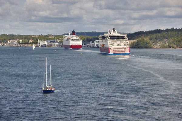 Cruiseschepen en zeilboot aan de Baltische Zee. Aland — Stockfoto