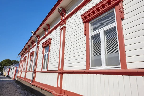 Traditionelle hölzerne Häuserfassade in rauma town. finnisches Erbe — Stockfoto