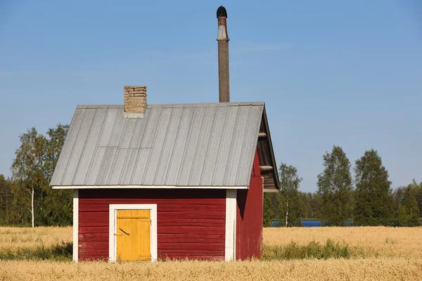 Finlandés tradicional granja de madera roja en el campo — Foto de Stock